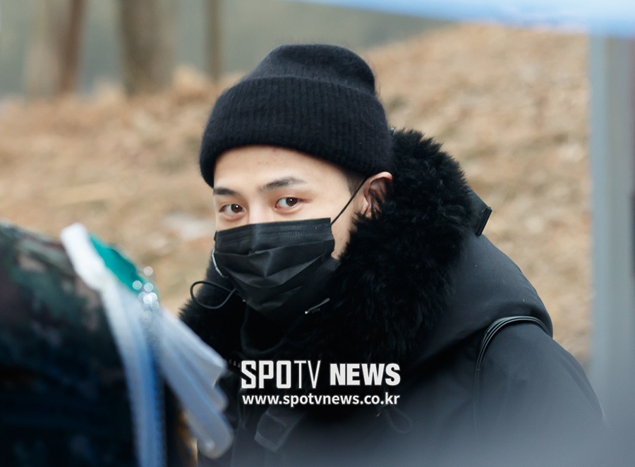 웃으면서 입대하는 지드래곤 모습.jpgif | 인스티즈
