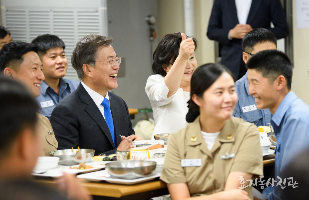 문재인 대통령님 머리 빗겨드린 군인 | 인스티즈