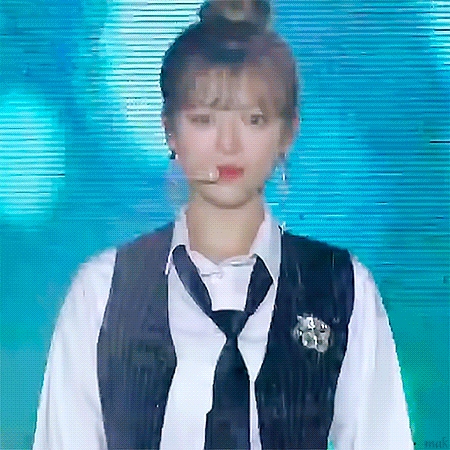 어제자 코뮤페에 똥머리하고 나타난 트와이스 정연.gif | 인스티즈