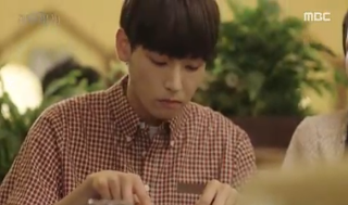 고딩과 인기 아이돌이 의붓형제로 처음 만나는 자린데 눈빛 땜에 멜로적 모먼트 됨.gif | 인스티즈