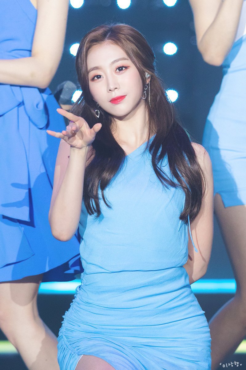 시상식에 파란 드레스를 입고 참석한 러블리즈 지수.jpgif | 인스티즈