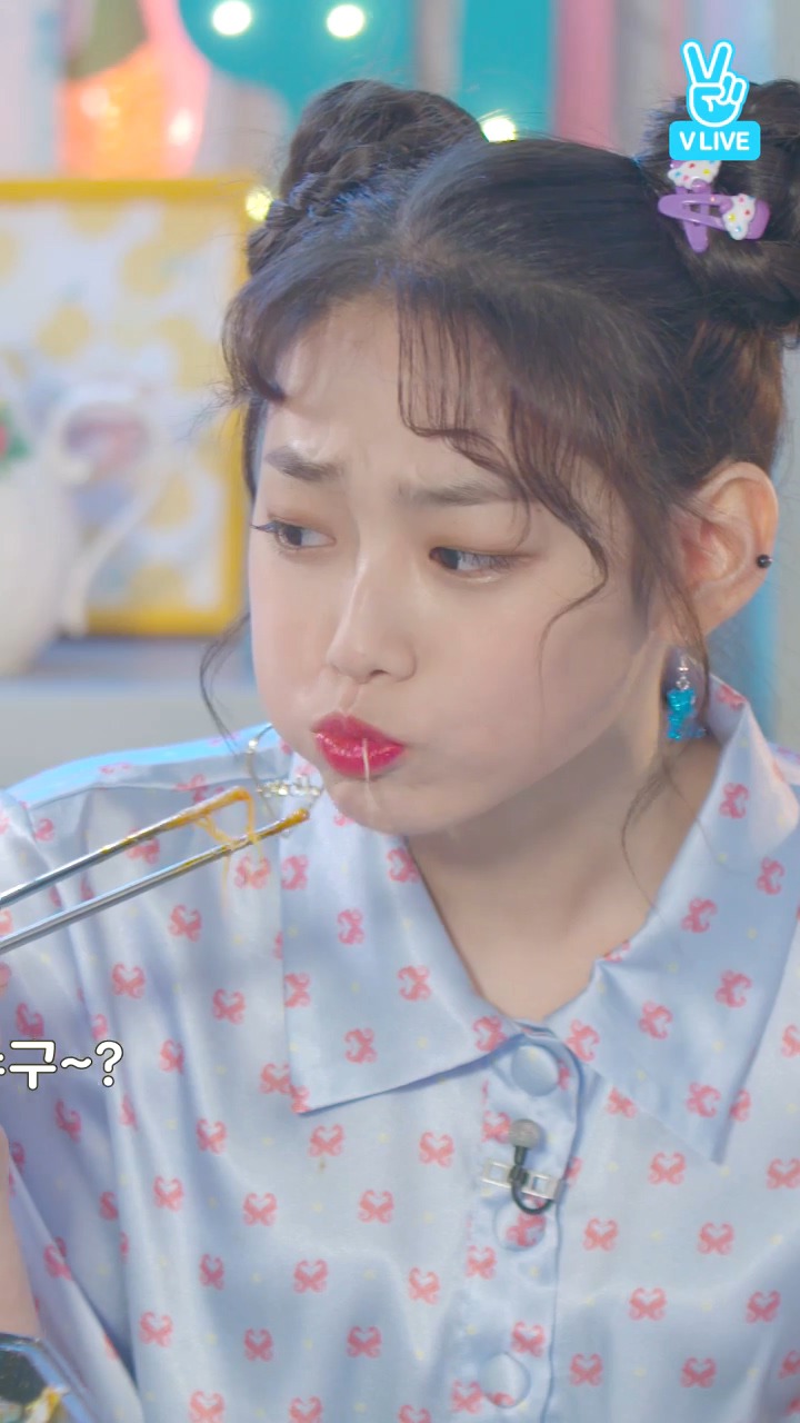 닭갈비 겁나 맛있게 먹는 구구단 강미나.gif | 인스티즈