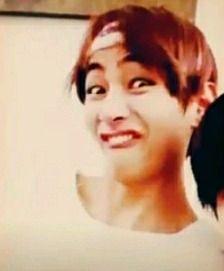 얼굴 겁나 막 쓰는 방탄소년단 뷔 | 인스티즈