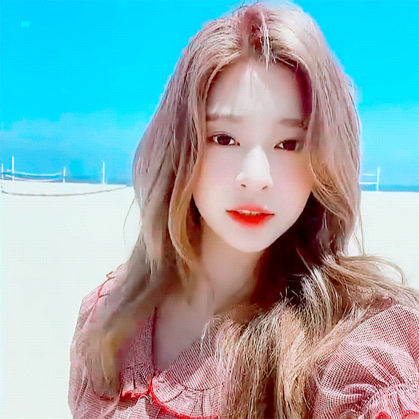 해변가에서 예쁜 척(?)하면서 분위기 잡는 민주 | 인스티즈