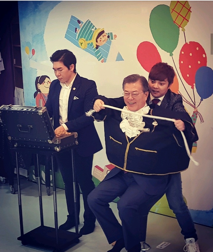 유치원에서 마법사 보조하신 문재인 대통령 | 인스티즈