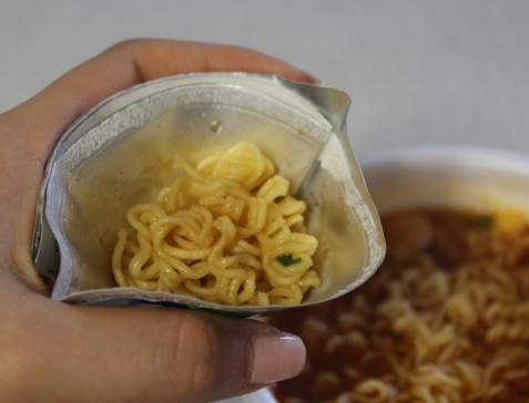 컵라면 뚜껑으로 깔때기 만들어서 먹어본 적 있다 vs 없다 | 인스티즈