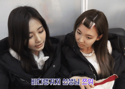 일하는 쯔위를 본 나연 | 인스티즈