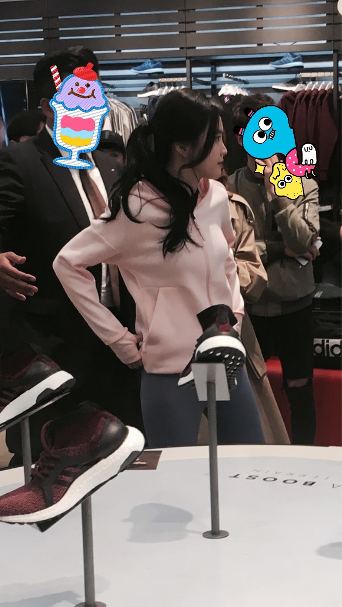 아디다스 매장 방문한 손나은.jpg | 인스티즈