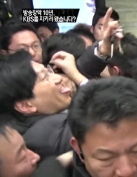 노조원한테 메롱하는 강규형 KBS이사.jpg | 인스티즈