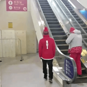 좁은 에스컬레이터 두 명이 나란히 타는 법 | 인스티즈