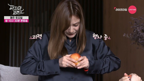 얼떨결에 사과 쪼개고 본인이 더 놀래는 레드벨벳 조이.gif | 인스티즈