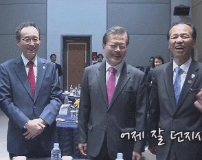 문재인대통령 가끔하시는 까딱.GIF | 인스티즈