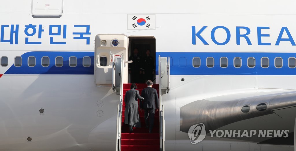 인도네시아로 출국한 문재인 대통령과 김정숙 여사 | 인스티즈
