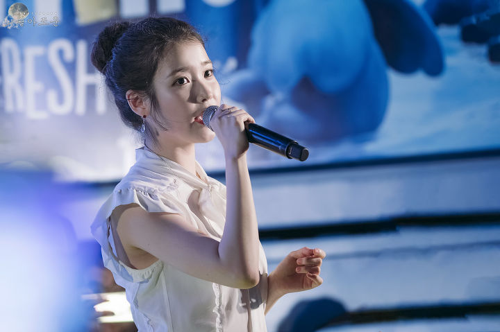 여전히 귀여운 똥머리 아이유.jpg | 인스티즈